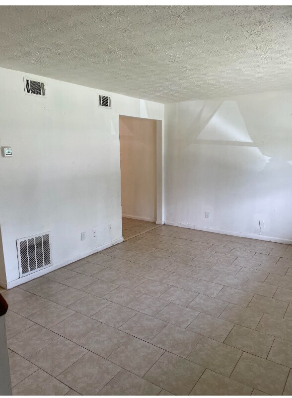 Building Photo - 1112 Ellis Rd S