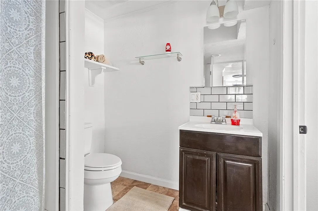 firstfloor bathroom - 120 Retama Ln