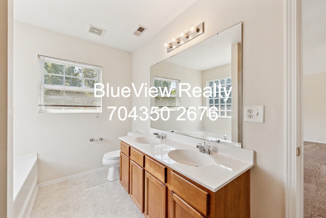 Building Photo - Beutiful 3 bed 2.5 bath with open area