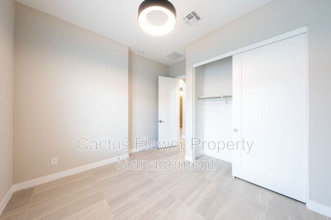 Building Photo - 3130 E Alicia Dr