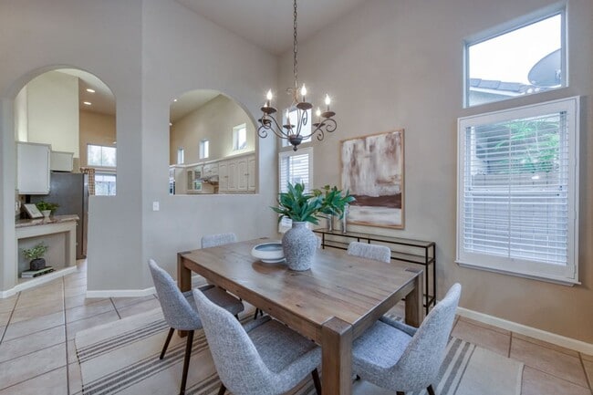 Building Photo - Impressive 4 Bedroom 2.5 Bath home with Po...