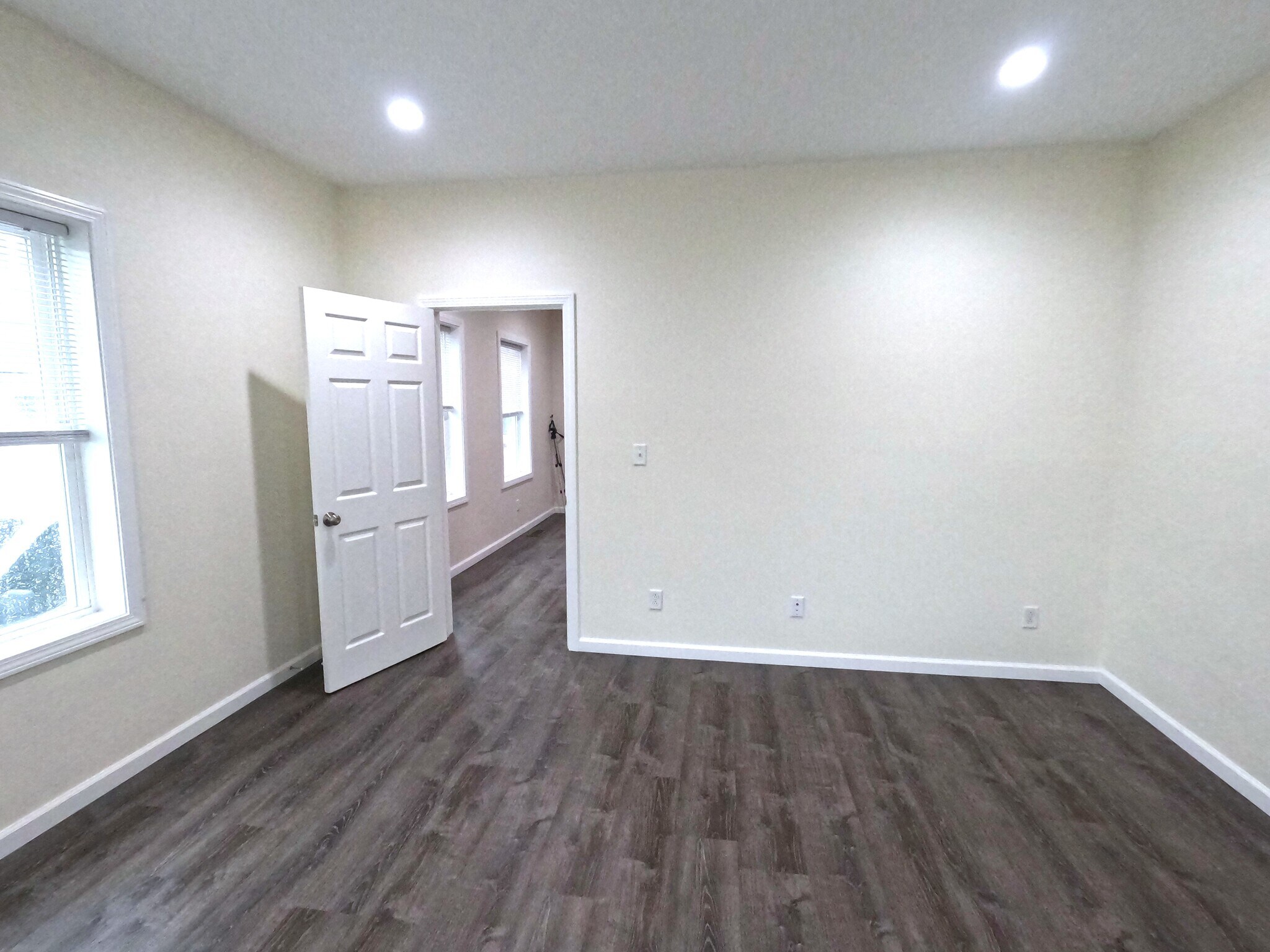 Building Photo - 563 Burritt St