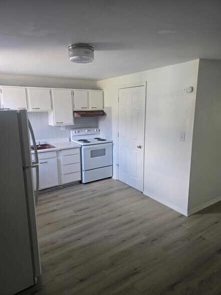 Building Photo - 6538-6552-6552 Conway Dr