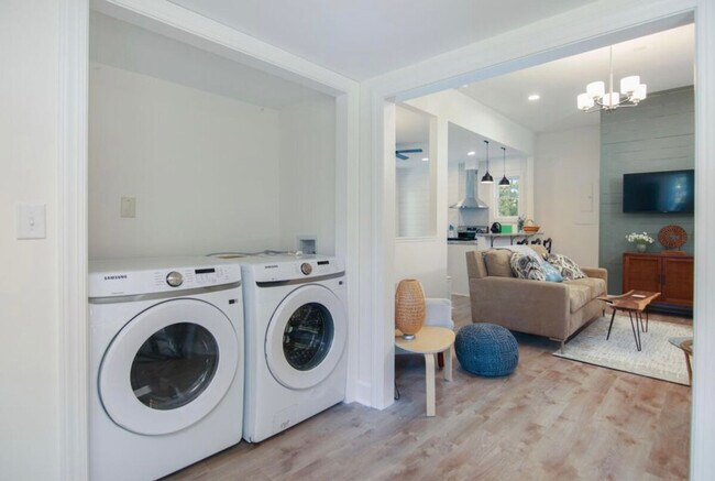 Building Photo - 452 Riverland Dr