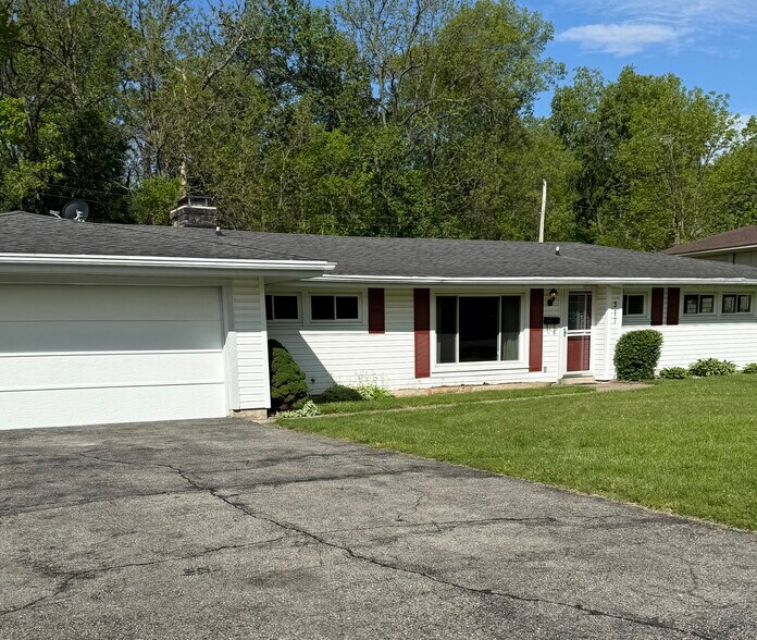 Primary Photo - 317 West Dr
