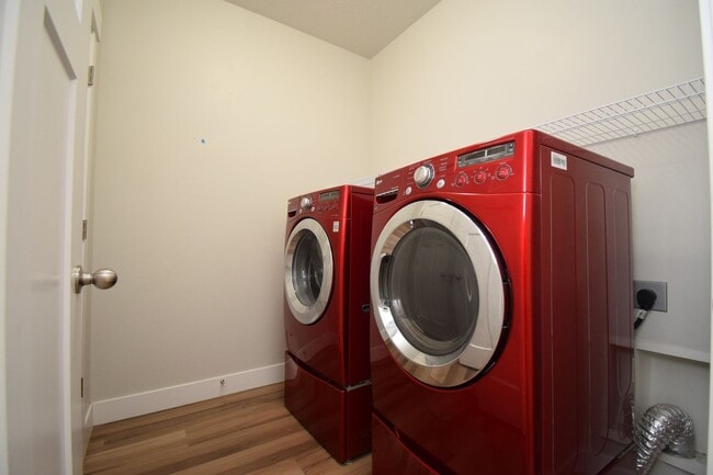 Building Photo - Bright Top Floor Condo with Tennis court, Pool, and Clubhouse