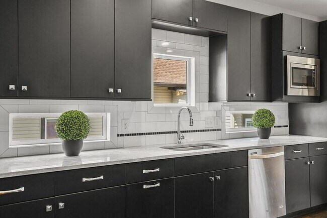 Building Photo - Completely furnished 4BR/2.5BA with fully ...
