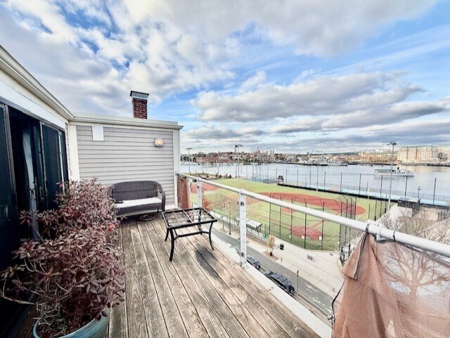 Building Photo - 480 Commercial St