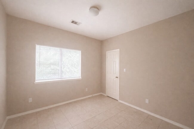 Building Photo - 9104 N Green River Dr