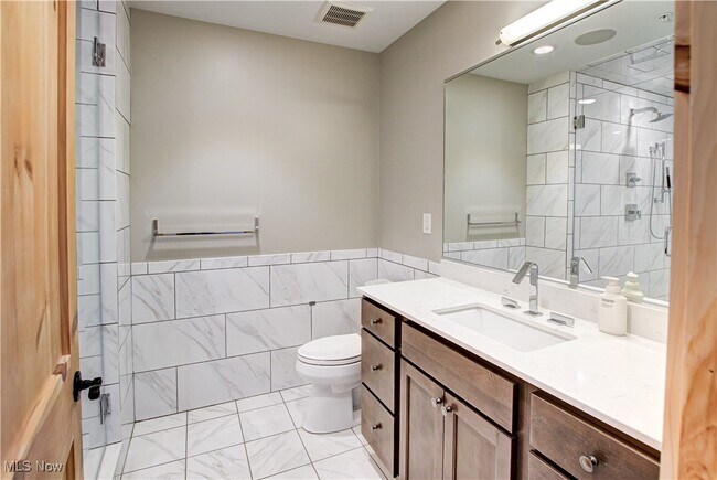 Building Photo - 425 W Lakeside Ave