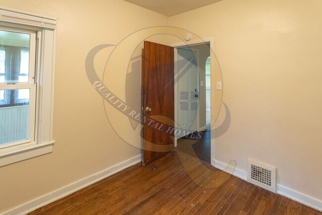 Building Photo - 635 Simcoe Ave