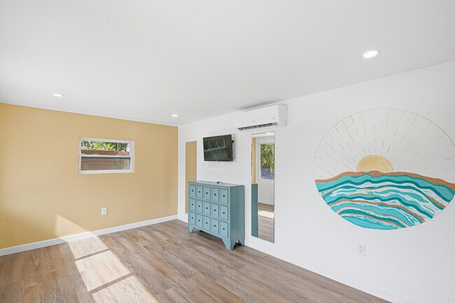 Building Photo - 721 N Lakeside Dr