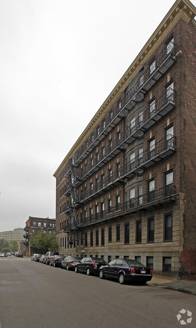 Building Photo - 844-848 Beacon St
