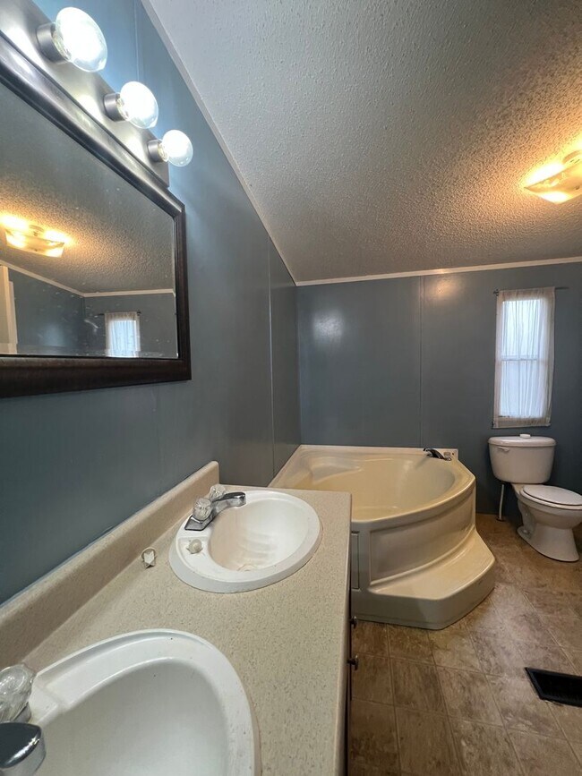 Building Photo - 3 Bedroom 2 Bath Mobile Home located in South Lake Charles