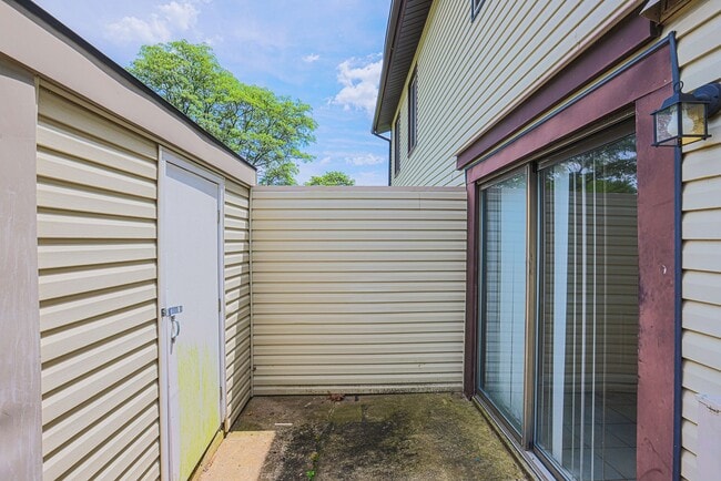 Building Photo - 14 King Henry Cir