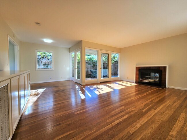 Building Photo - Charming three-bedroom, two-bath home in Midtown Palo Alto.
