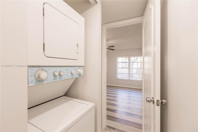 Building Photo - 4152 Inverrary Dr