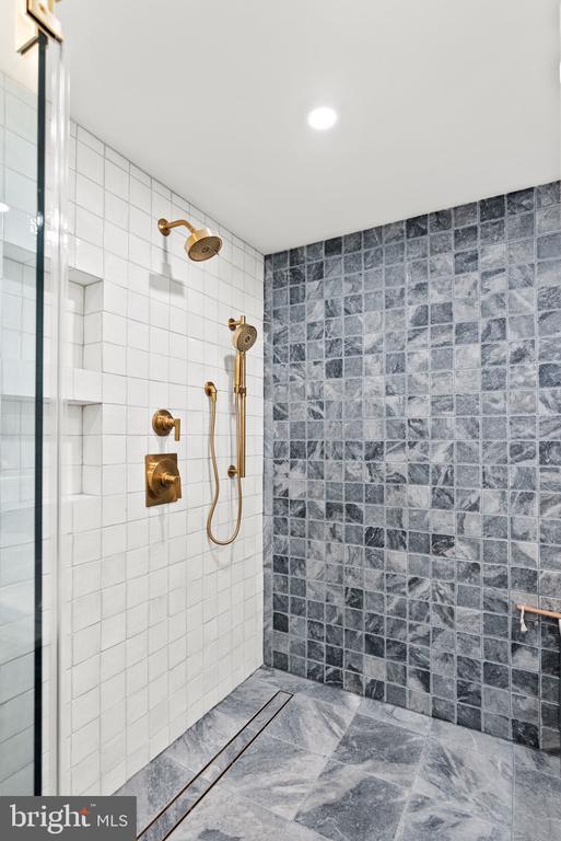 Building Photo - 2460 Ontario Rd NW