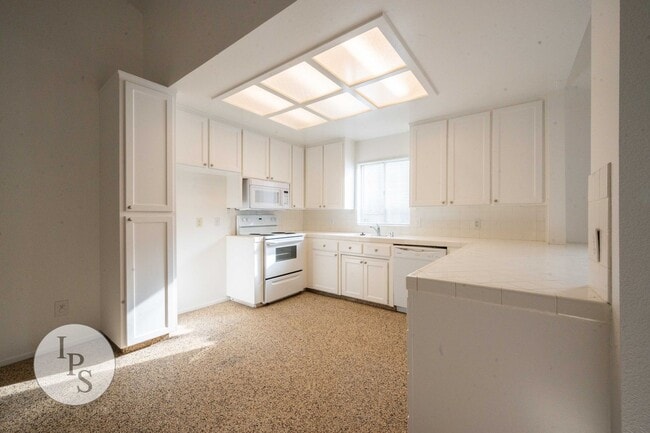Building Photo - North West Fresno Home, 3BR/2BA, Lots of Amenities