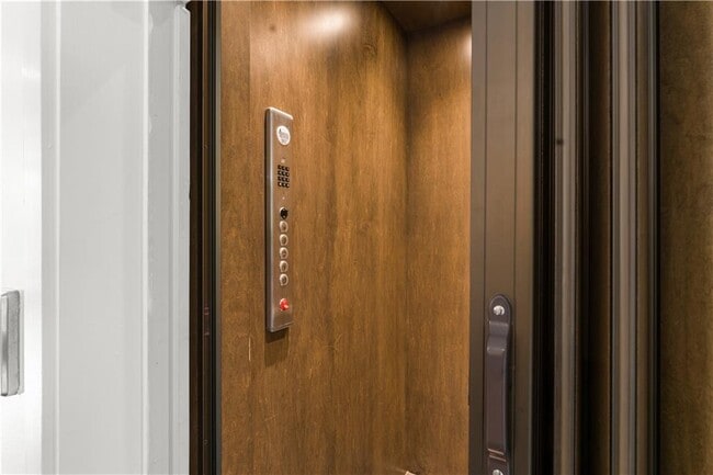 Building Photo - 906 Lenox Blvd