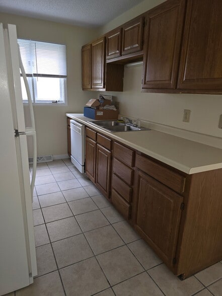 Building Photo - 106 Car Mol Dr