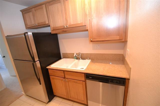 Building Photo - Ground Level 2 Bedroom Condo Available!