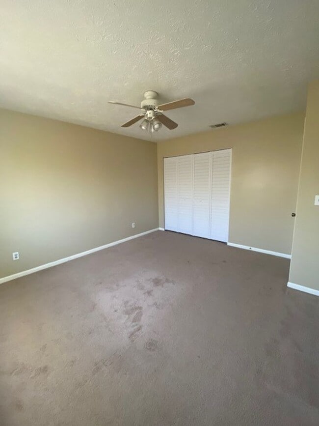 Building Photo - Cute 2 bedroom 1 1/2 bath townhome