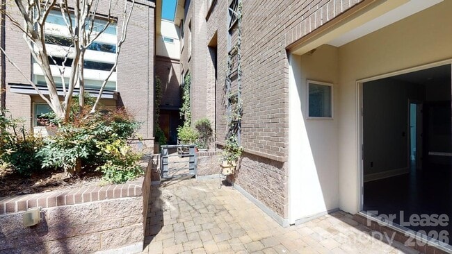 Building Photo - 420 Queens Rd