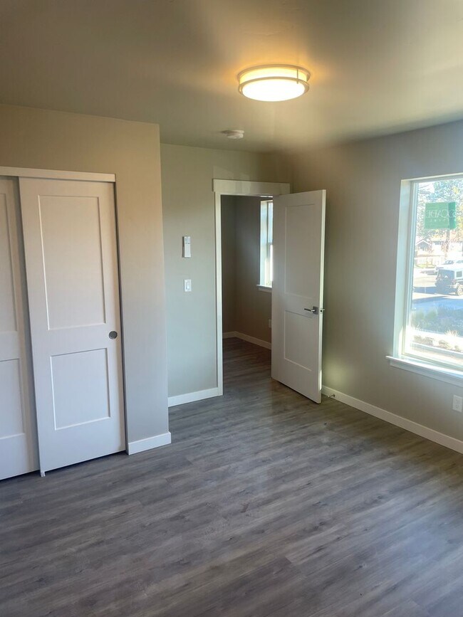 Building Photo - 61539 SE Jennifer Ln