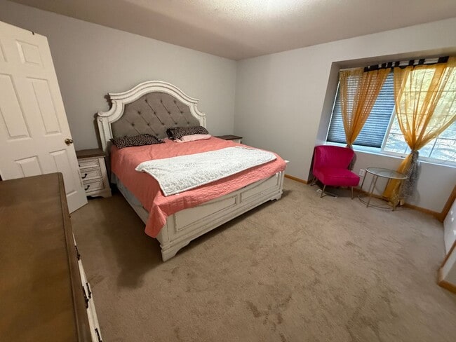 Building Photo - Fully Furnished West end townhome
