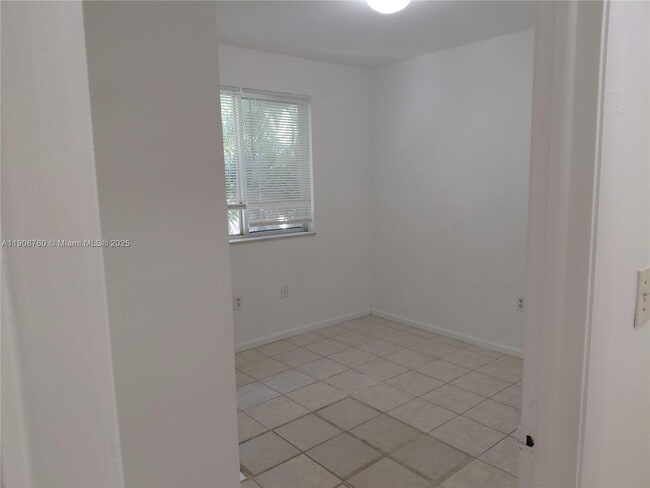 Building Photo - 13950 NE 2nd Ave