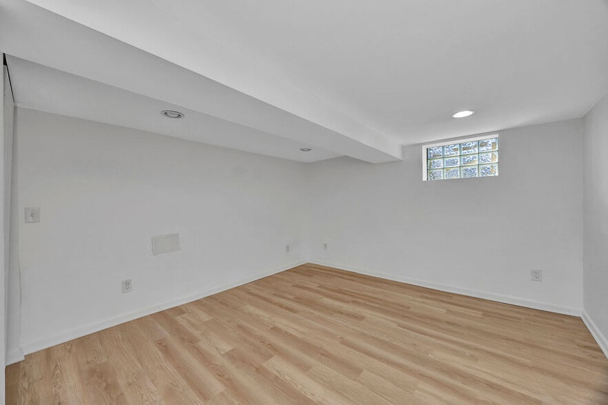 Building Photo - 8253 Brownsway Ln