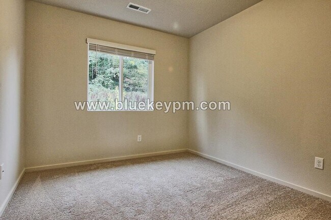 Building Photo - 3 Bed, 2.5 Bath Townhome in East Vancouver