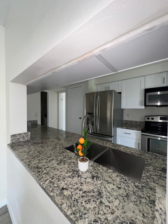 Building Photo - 899 Riverside Dr