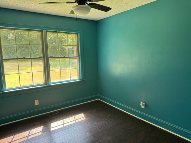 Building Photo - Freshly Painted 3 Bedroom Ranch