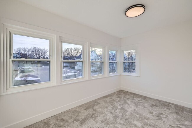 Building Photo - 2 bed/1 bath updated duplex