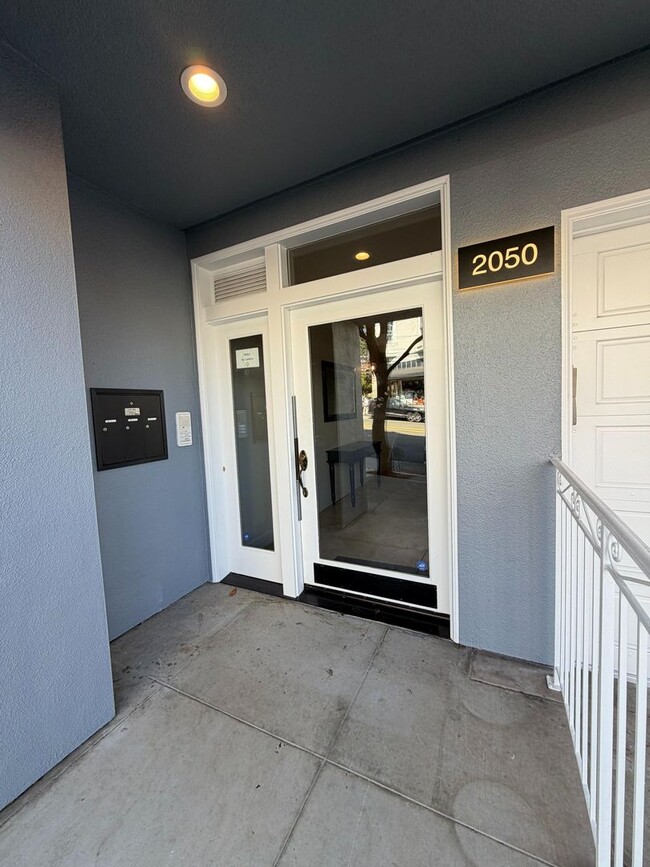 Building Photo - Luxury Pacific Heights 3BD/2.5BA with Private Rooftop Deck