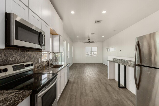 Building Photo - 1933 E Monroe St