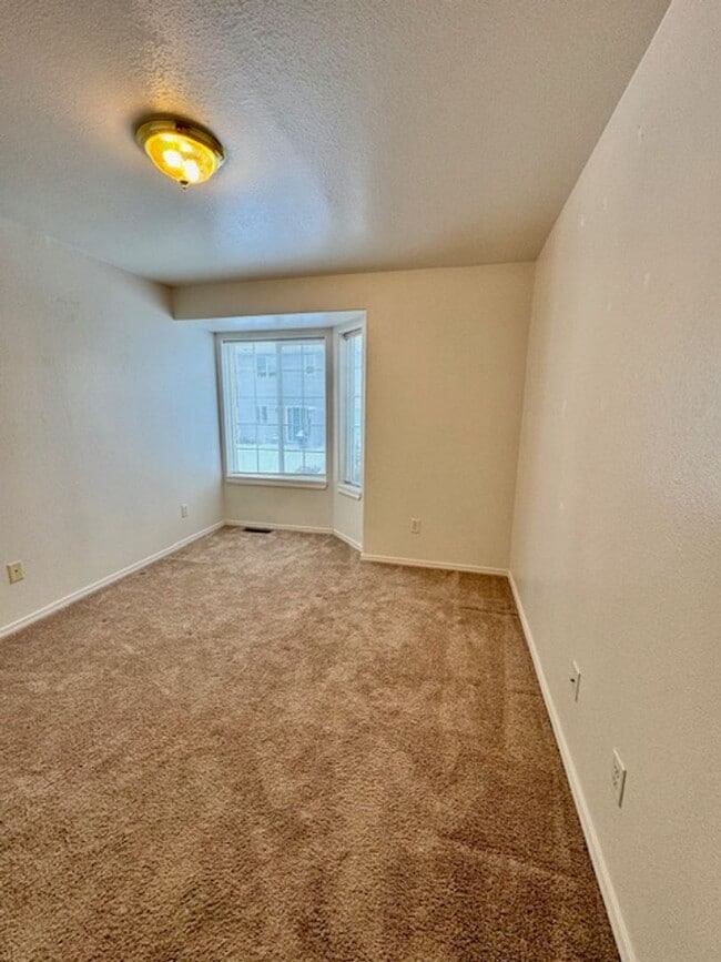 Building Photo - 3 Bedroom 2 Bath Centrally Located Condo