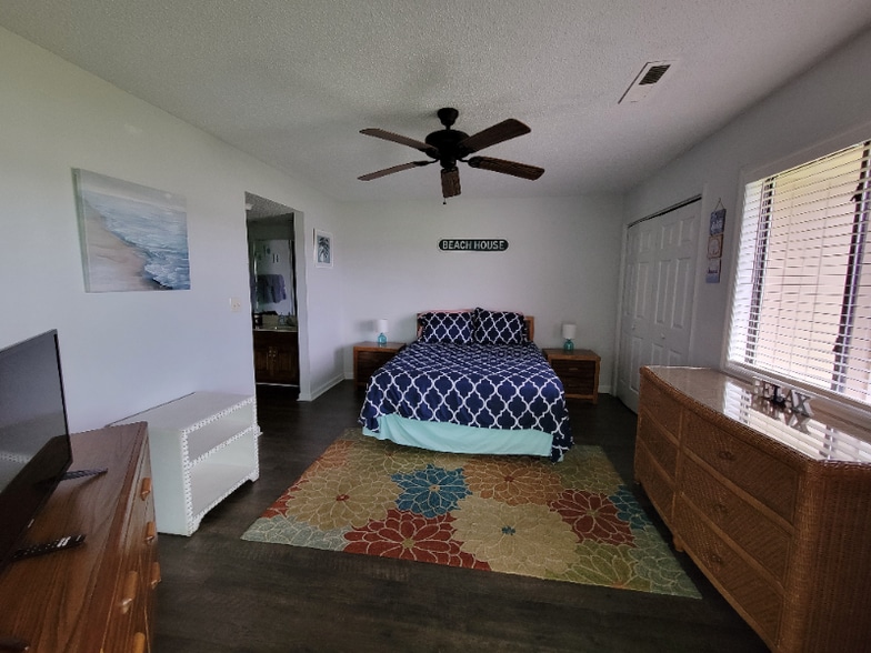 Building Photo - 4246 Pinehurst Cir