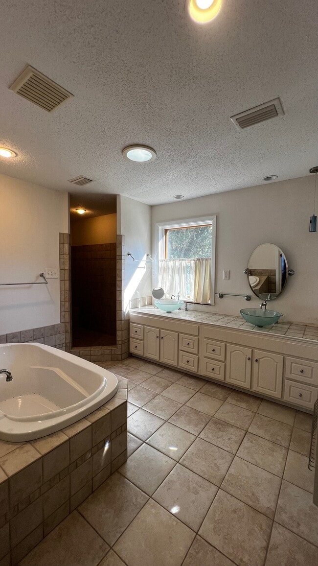 Building Photo - 905 Van Ave