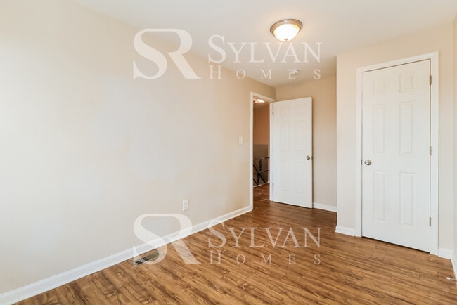 Building Photo - The living is easy in this lovely 3 bedroom