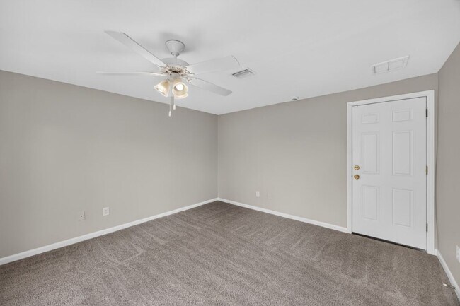 Building Photo - Cute 3/2 Home in Orange park on a corner lot