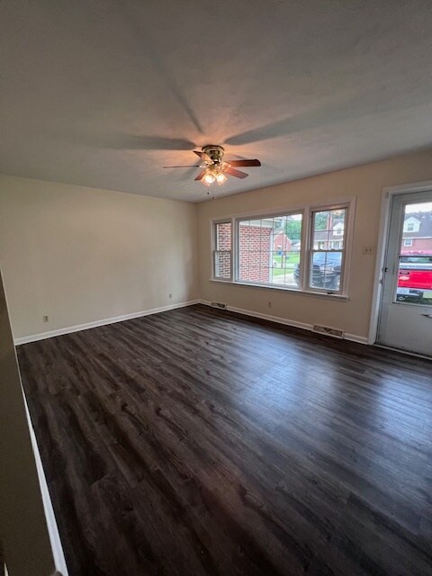 Livingroom - 2212 Ferndale rd