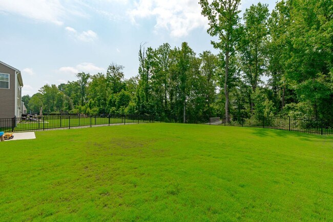 Building Photo - Stunning 5 Bedroom Home with a Fully Fence...