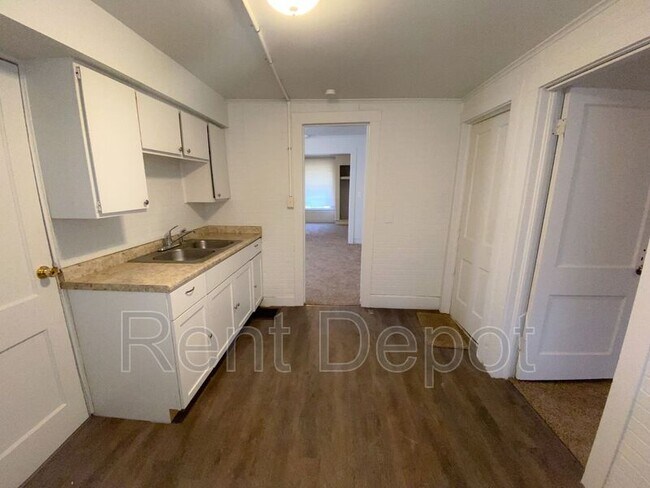 Building Photo - 433 S Evans Ave
