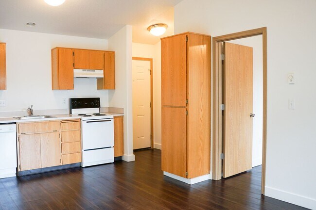 Building Photo - Top-Floor 1 Bdr w/ Private Balcony Ready Now!