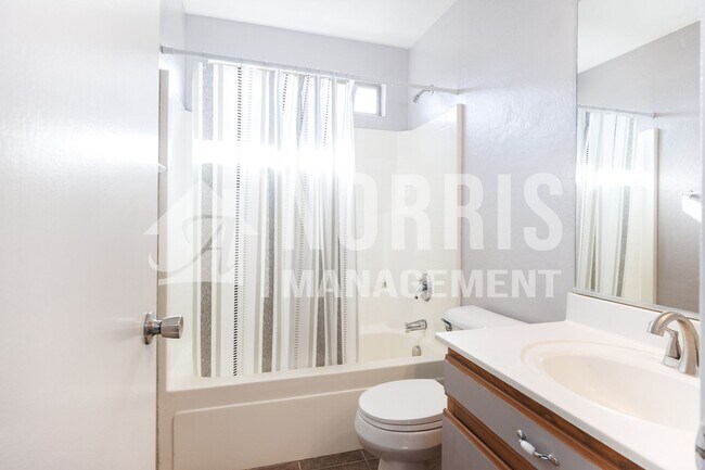 Building Photo - Great Home Located in Town with a Pool