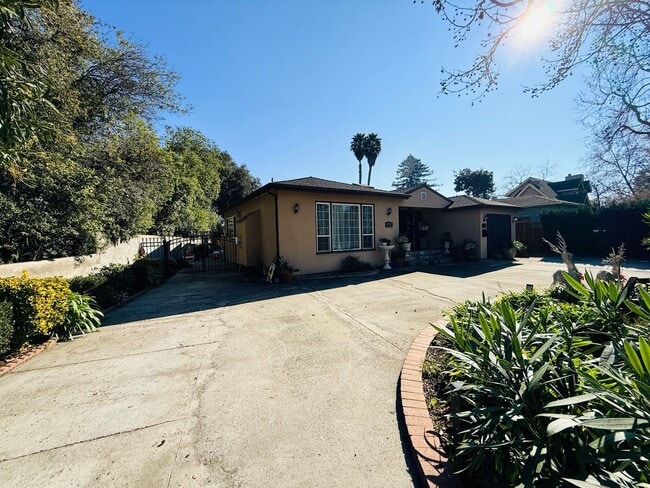 Building Photo - Great 1 Bedroom Home With In Unit Laundry and Private Patio in Menlo Park