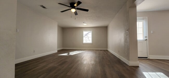 Building Photo - Completely Remodeled 3 Bed / 2 Bath Home 1,704 SF